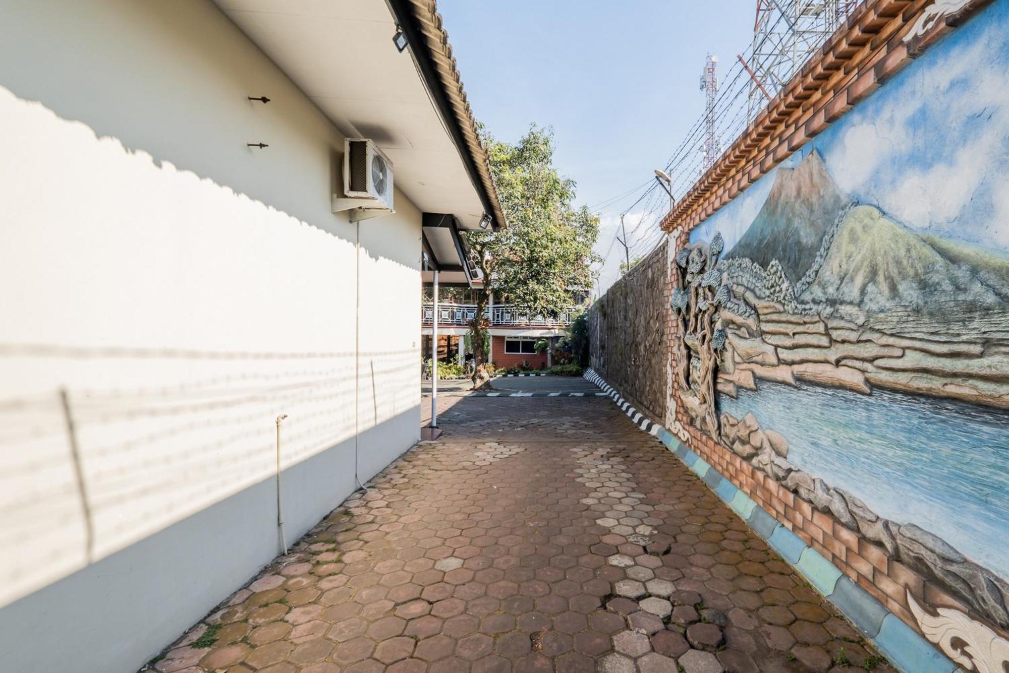 Urbanview Hotel Near Jatim Park 1 By Reddoorz Batu  Exterior photo