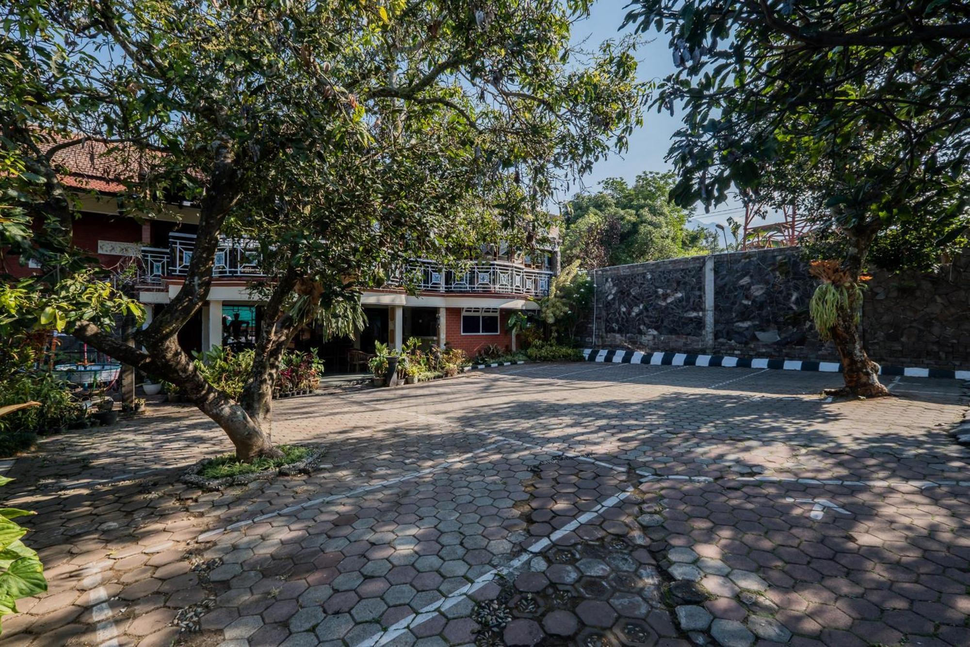 Urbanview Hotel Near Jatim Park 1 By Reddoorz Batu  Exterior photo