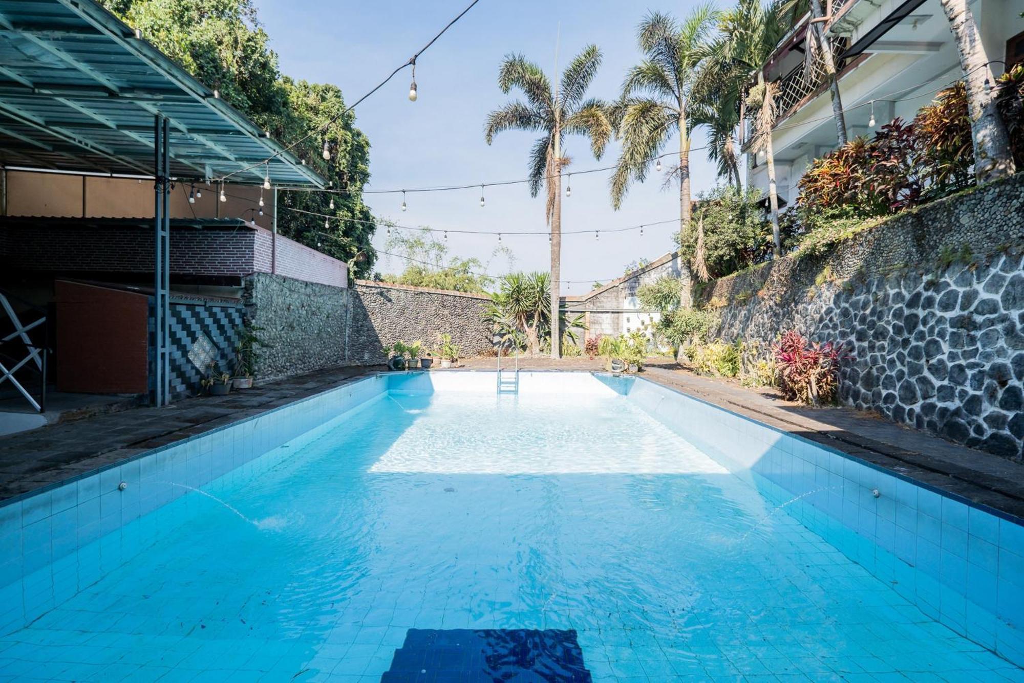 Urbanview Hotel Near Jatim Park 1 By Reddoorz Batu  Exterior photo