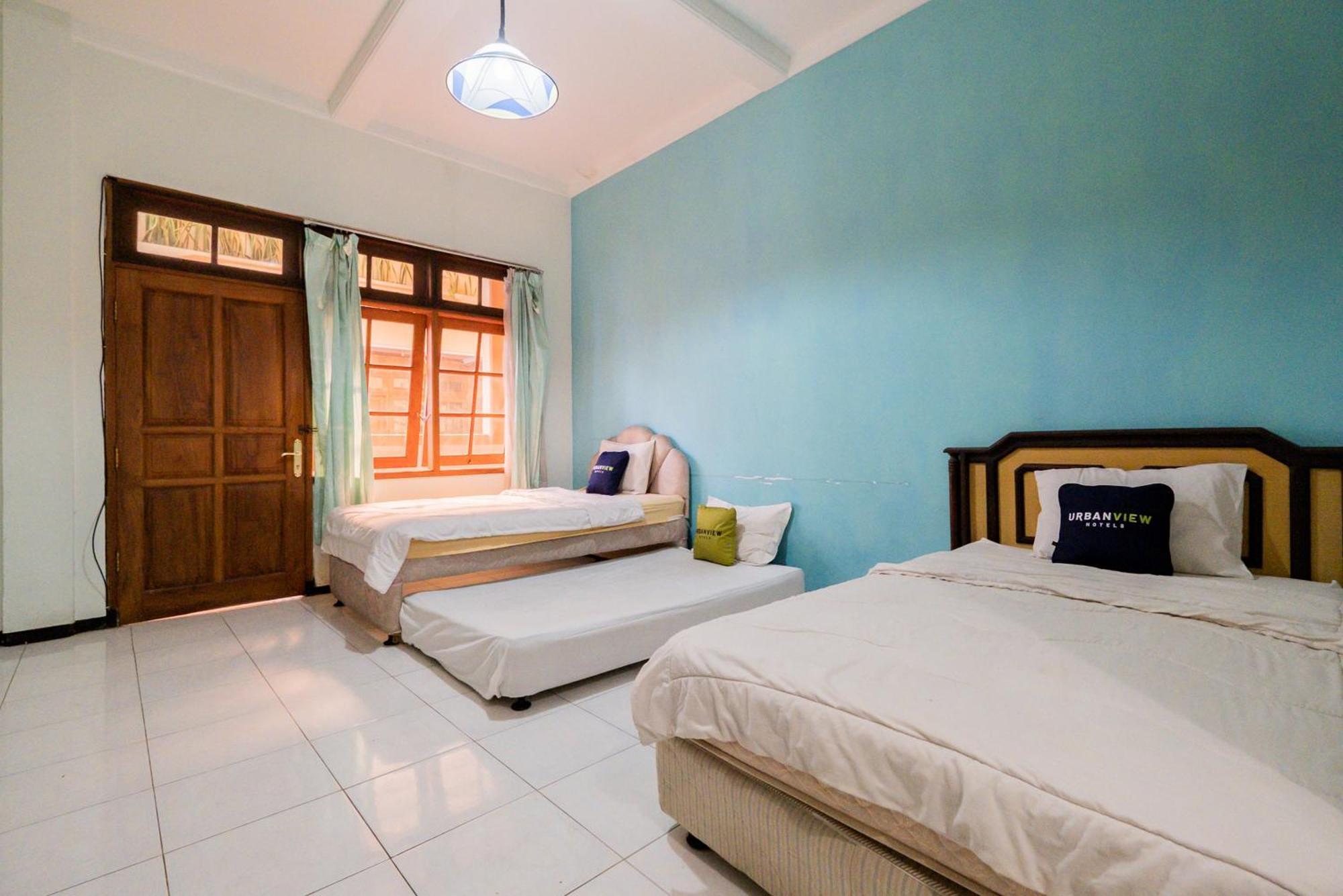 Urbanview Hotel Near Jatim Park 1 By Reddoorz Batu  Exterior photo