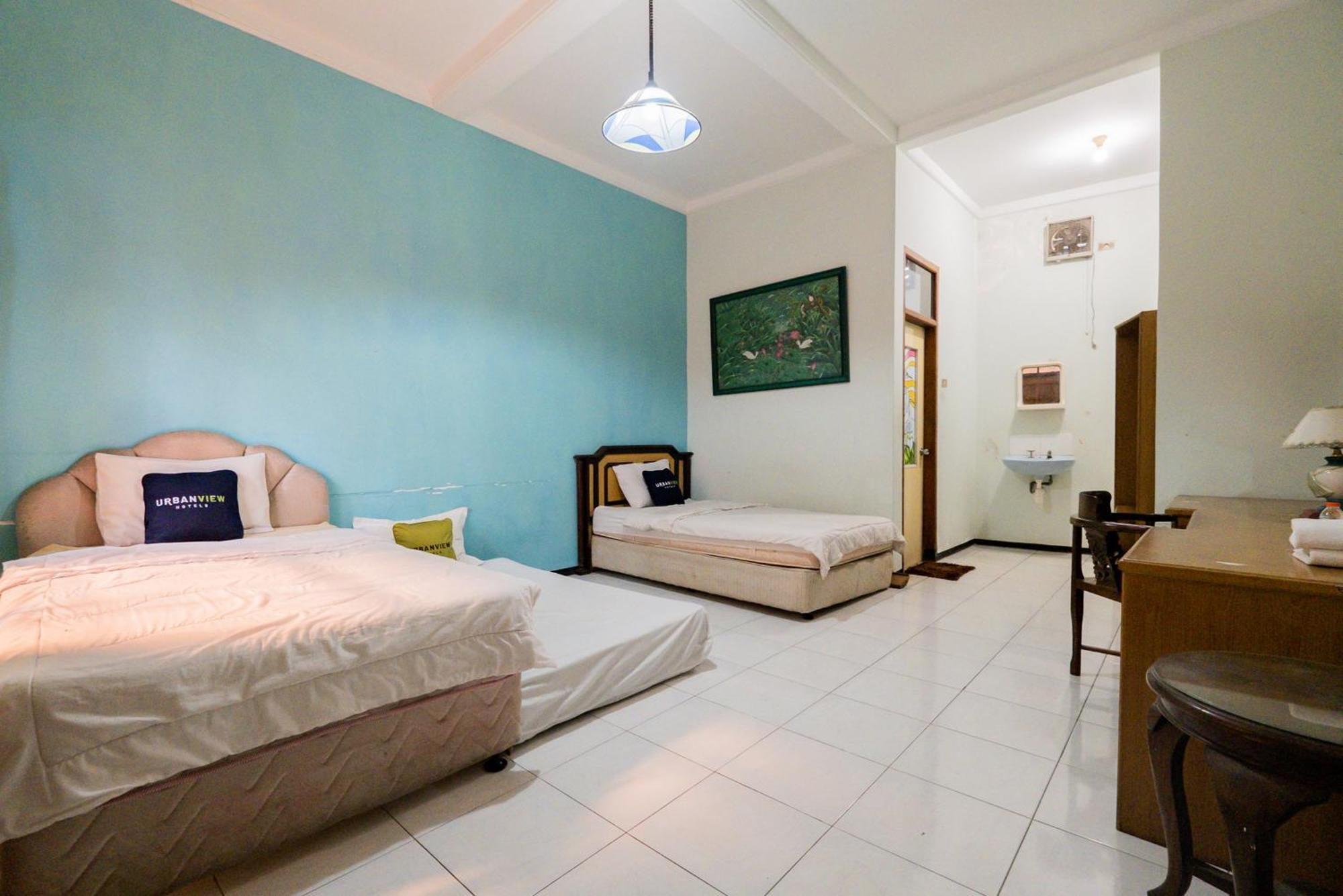 Urbanview Hotel Near Jatim Park 1 By Reddoorz Batu  Exterior photo